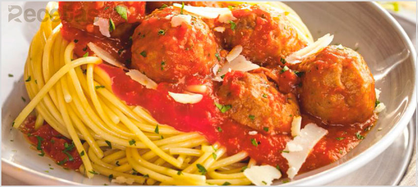 Pasta con albóndigas y salsa de tomate